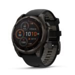 Garmin fēnix® 8-47mm Solar AMOLED Saphir Premium Multisport GPS Smartwatch Lange Akkulaufzeit Tauchbewertet Eingebaute LED-Taschenlampe Carbon Gray DLC Titanium mit Pebble Gray Band