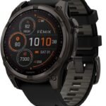 Garmin fēnix® 8-47mm Solar AMOLED Saphir Premium Multisport GPS Smartwatch Lange Akkulaufzeit Tauchbewertet Eingebaute LED-Taschenlampe Carbon Gray DLC Titanium mit Pebble Gray Band